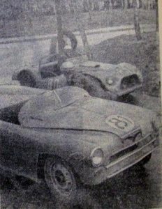 12. Sugedus automobiliui (Nr. 81) lenktynininkui reikia kuo skubiau pasitraukti iš trasos. Tuo tarpukitas automobilis (Nr. 80) vairuojamas kauniečio Algio Klimaičio skuba į finišą. „Sportas“ 1963 05 07 Nr. 53. 