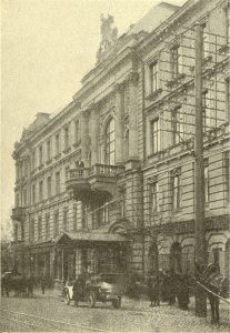 Automobilis prie Georgijaus viešbučio (Gedimino pr.) laukia arba šeimininko, arba keleivių. 1912 m. Žurnalas “Tygodnik illusrowany” 1912 m. Nr. 51.