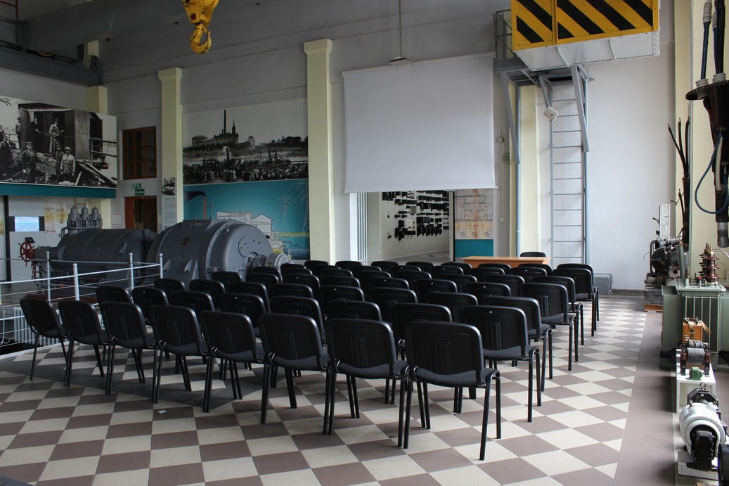 Turbinų salė su paruoštomis kėdėmis
